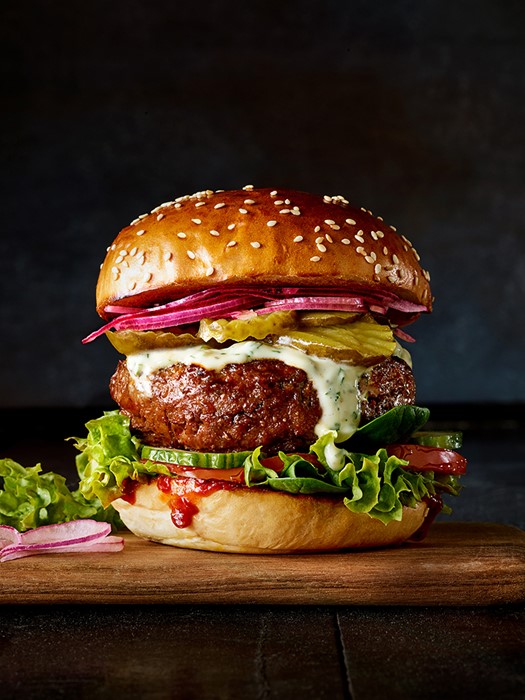 Food fotografie hamburger in donkere sfeer 